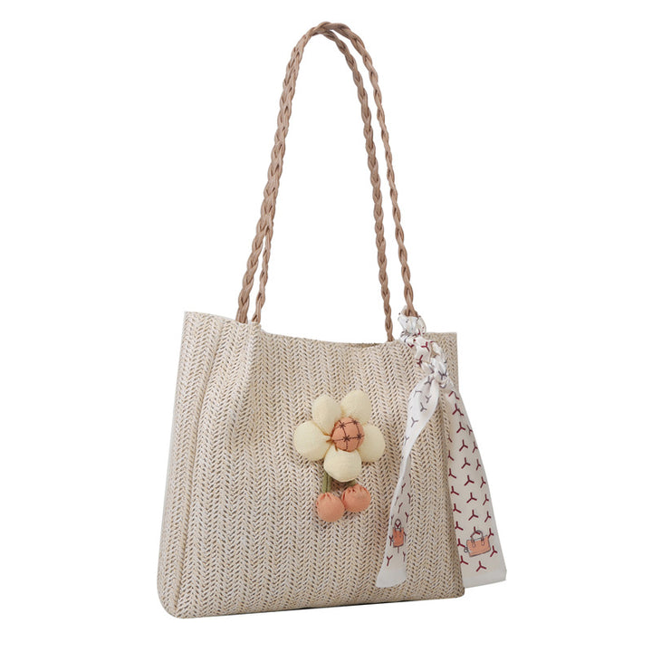 Blumengeschmückte Strohtasche