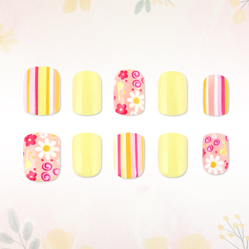 Künstlerische florale und gestreifte Press-On Nagelkunst Karnz