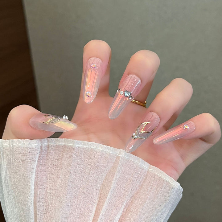 Künstlerische Stiletto Press-On Nagelkunst mit schimmernden Akzenten Karnz
