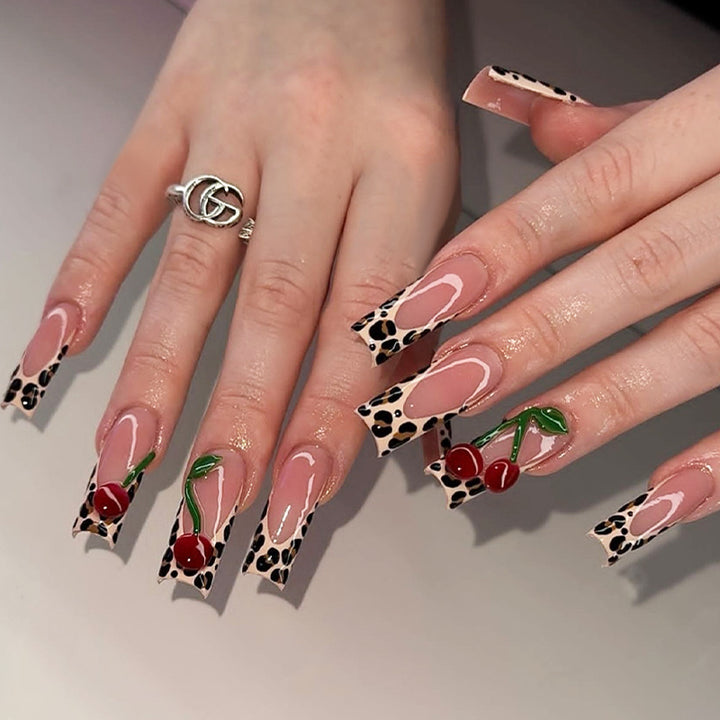 Künstlerischer Press-On Nagelset mit elegantem Leopardenmuster Karnz