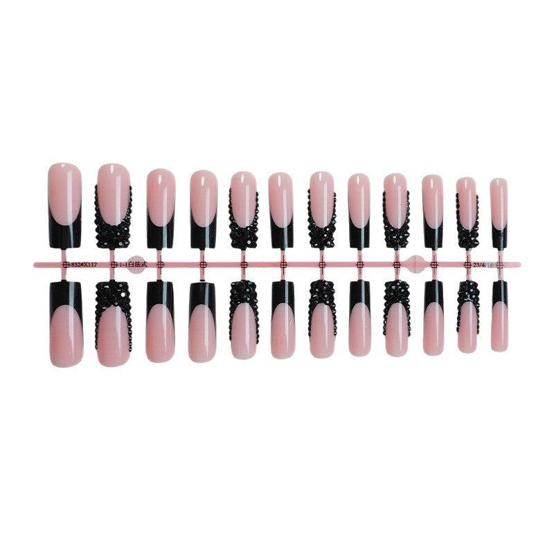 Elegantes Nagelkunst Press-On-Set mit dekorativen Edelsteinen Karnz