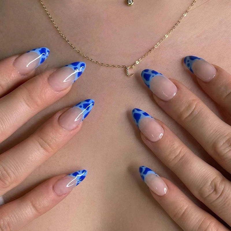 Kunstvolle Nagelverlängerungen mit elegantem Blattmuster Karnz