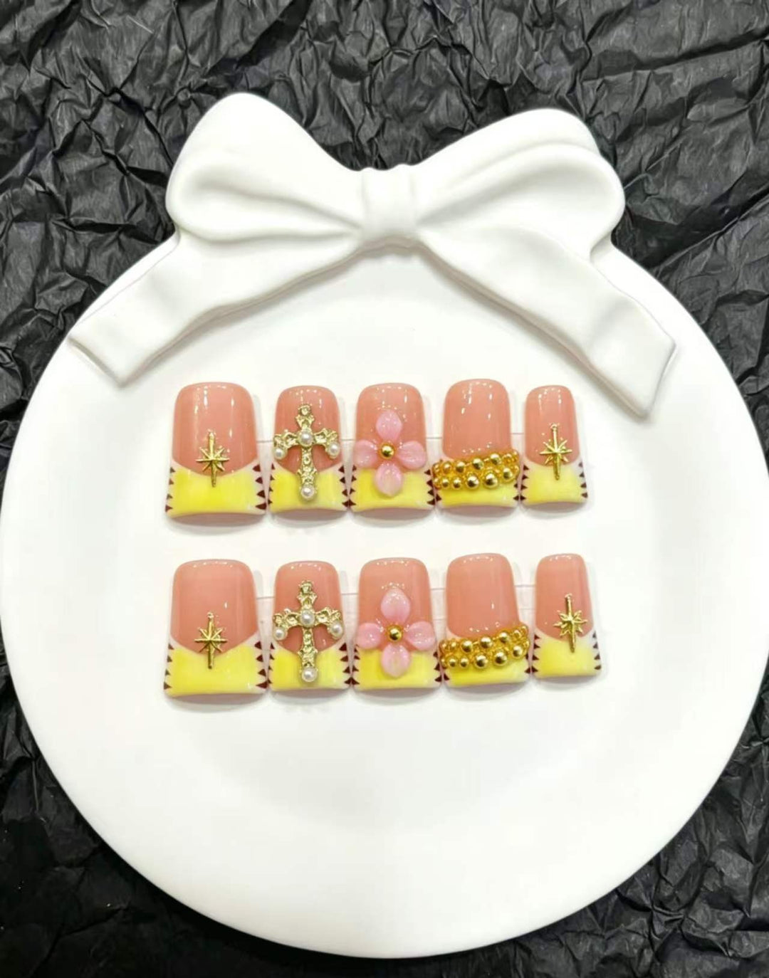 Dekoratives Press-On Nail Art Set mit floralen und Insektenakzenten
