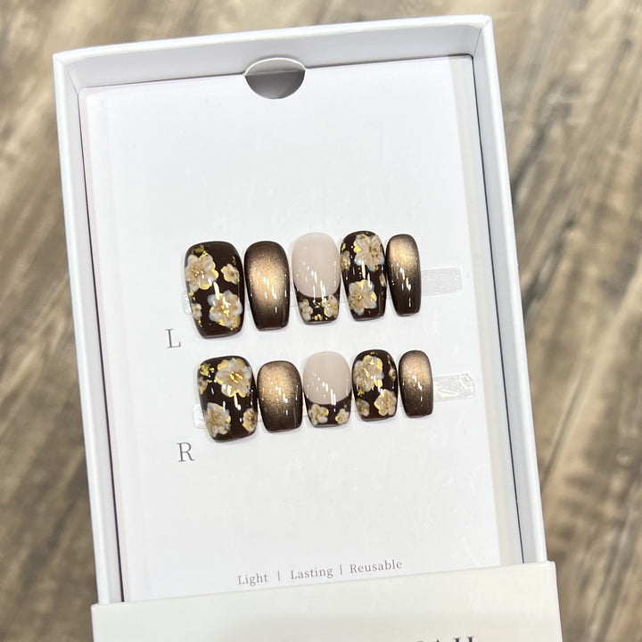 Künstlerisches floral-verziertes Press-On-Nagelset Karnz