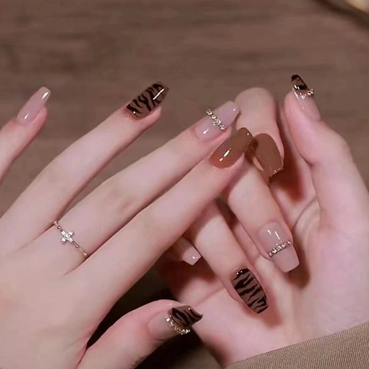 Kreatives Kunstnagelset mit Glitzer- und eleganten Muster Akzenten Karnz