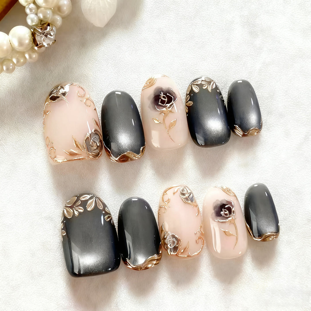 Zierliches Press-On Nagelkunstset mit goldenen Blumenakzenten