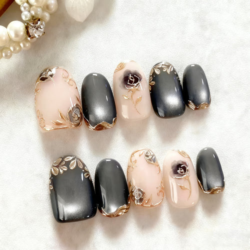 Zierliches Press-On Nagelkunstset mit goldenen Blumenakzenten