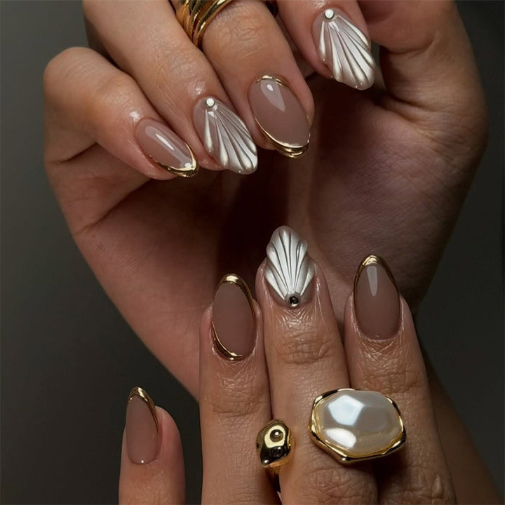 Kunstnagelset mit eleganten Goldspitzen und kunstvollen Verzierungen Karnz