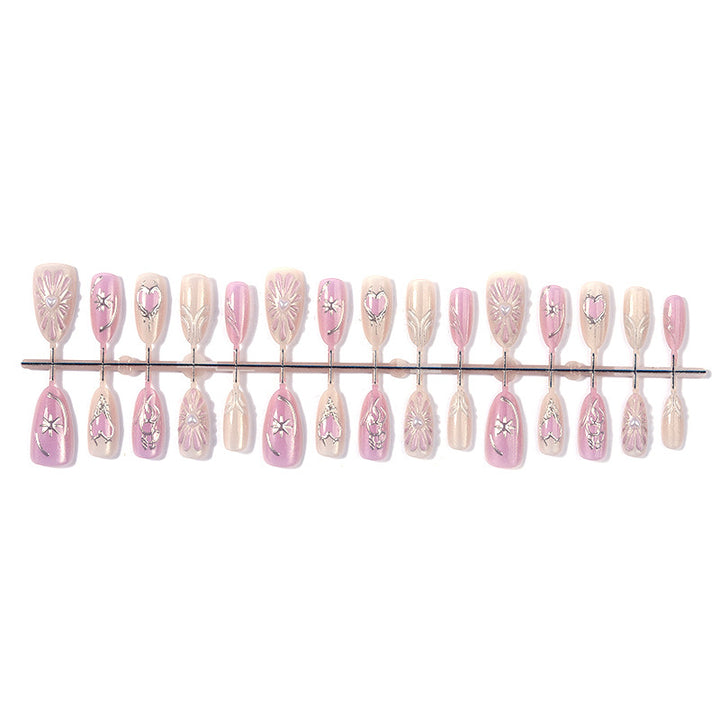 Dekorativer Press-On Nagelkunst Set mit floralen Akzenten Karnz