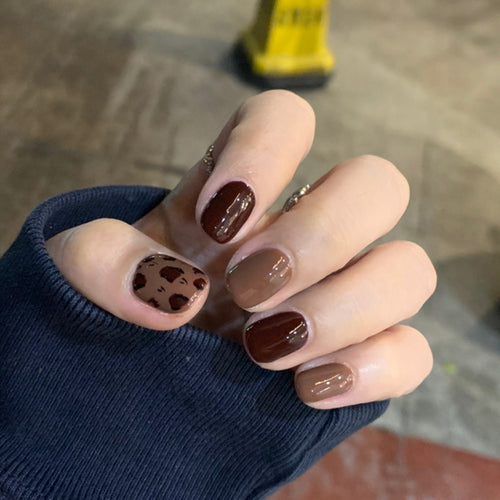 Exklusive Nagelart mit Tiermuster und Glanz Karnz