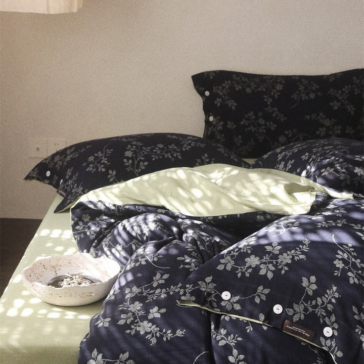 Wendbares Premium-Bettbezug-Set aus Baumwollsatin mit botanischem Allover-Print und kontrastierter Rückseite