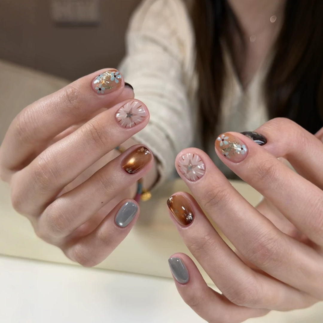 Künstlerisches Press-On Nagelset mit 3D Blütenakzenten