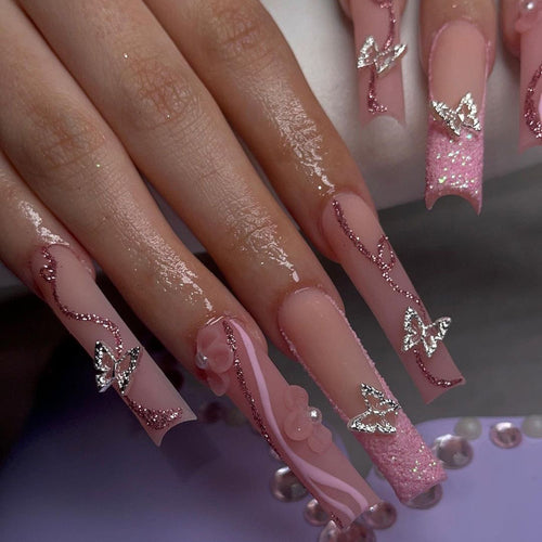 Exquisite Fingernägel mit Glitzer und Schmuckelementen Karnz