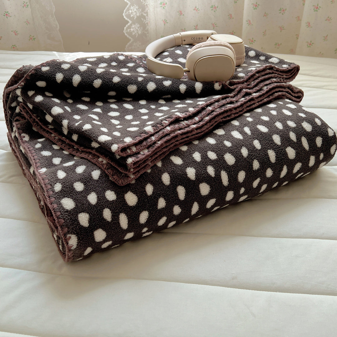 Kuscheldecke aus Mikrofleece mit Punktmuster und dekorativer Kettelnaht