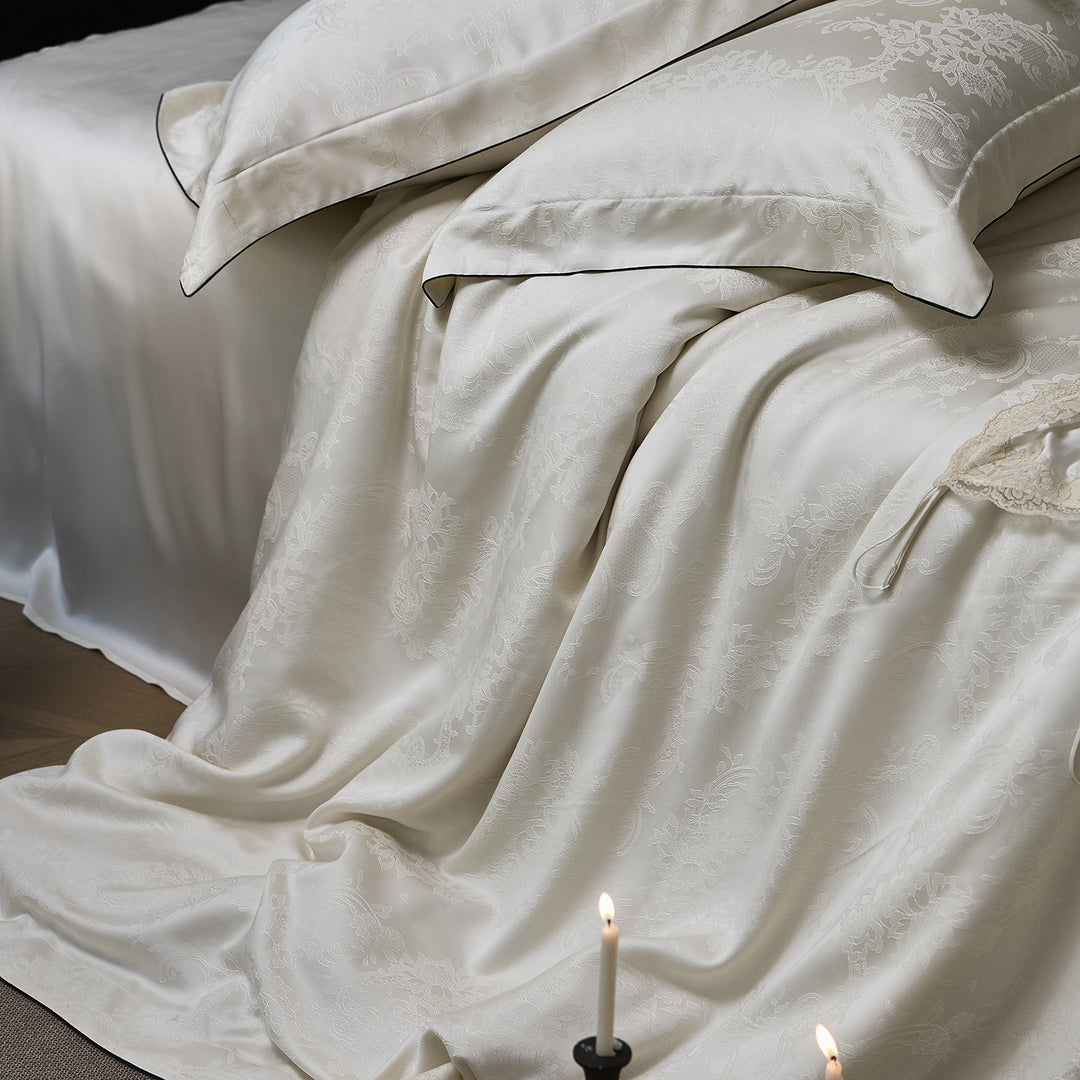 Luxuriöse Satin-Jacquard-Bettwäschegarnitur mit feiner Paspel