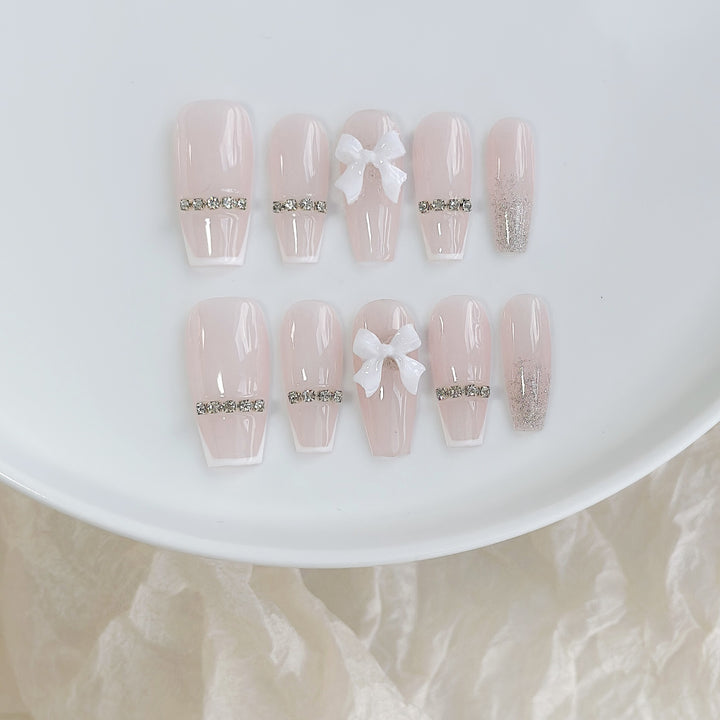 Elegantes Press-On Nagelkunst-Set mit Schleife und Strass-Akzenten
