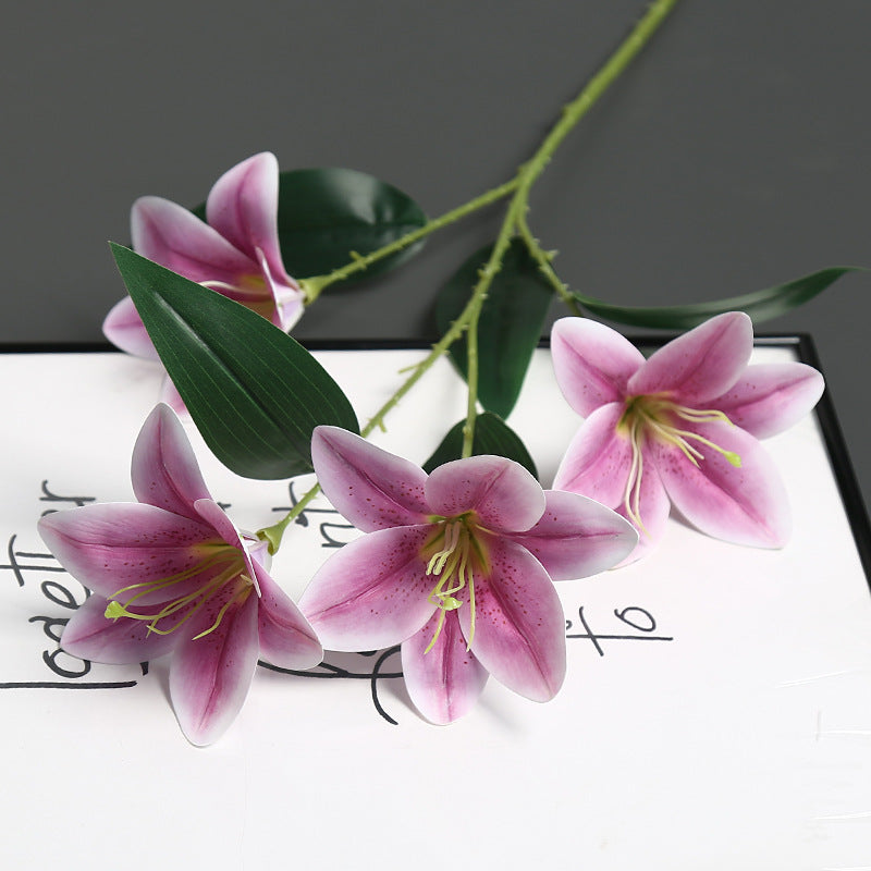 Realistischer synthetischer Lilienstamm