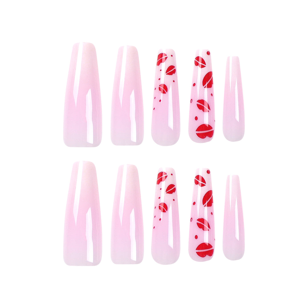 Kunstvolle Stiletto-Nägel mit Lippenmotiven Karnz