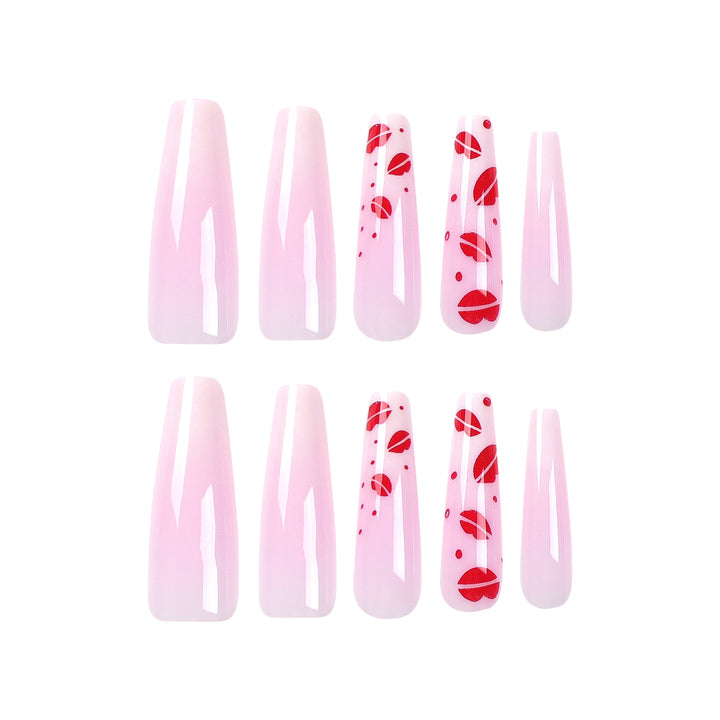 Kunstvolle Stiletto-Nägel mit Lippenmotiven Karnz