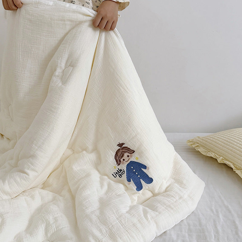 Kinder-Steppdecke aus Baumwoll-Musselin mit gesticktem Puppenmotiv