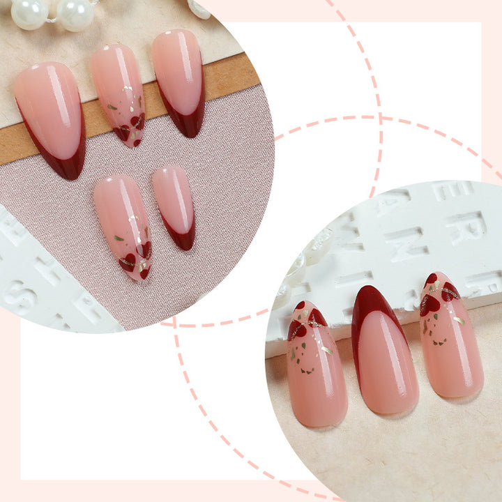 Elegantes Stiletto Press-On Nagelset mit dekorativen goldenen Akzenten Karnz