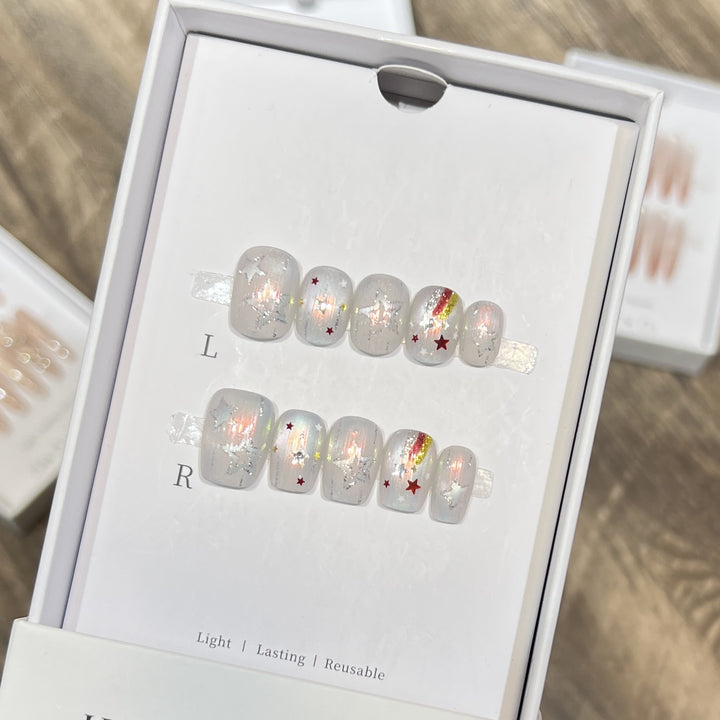 Kreatives dekoratives Press-On-Nagelset mit Stern- und Regenbogenakzenten Karnz