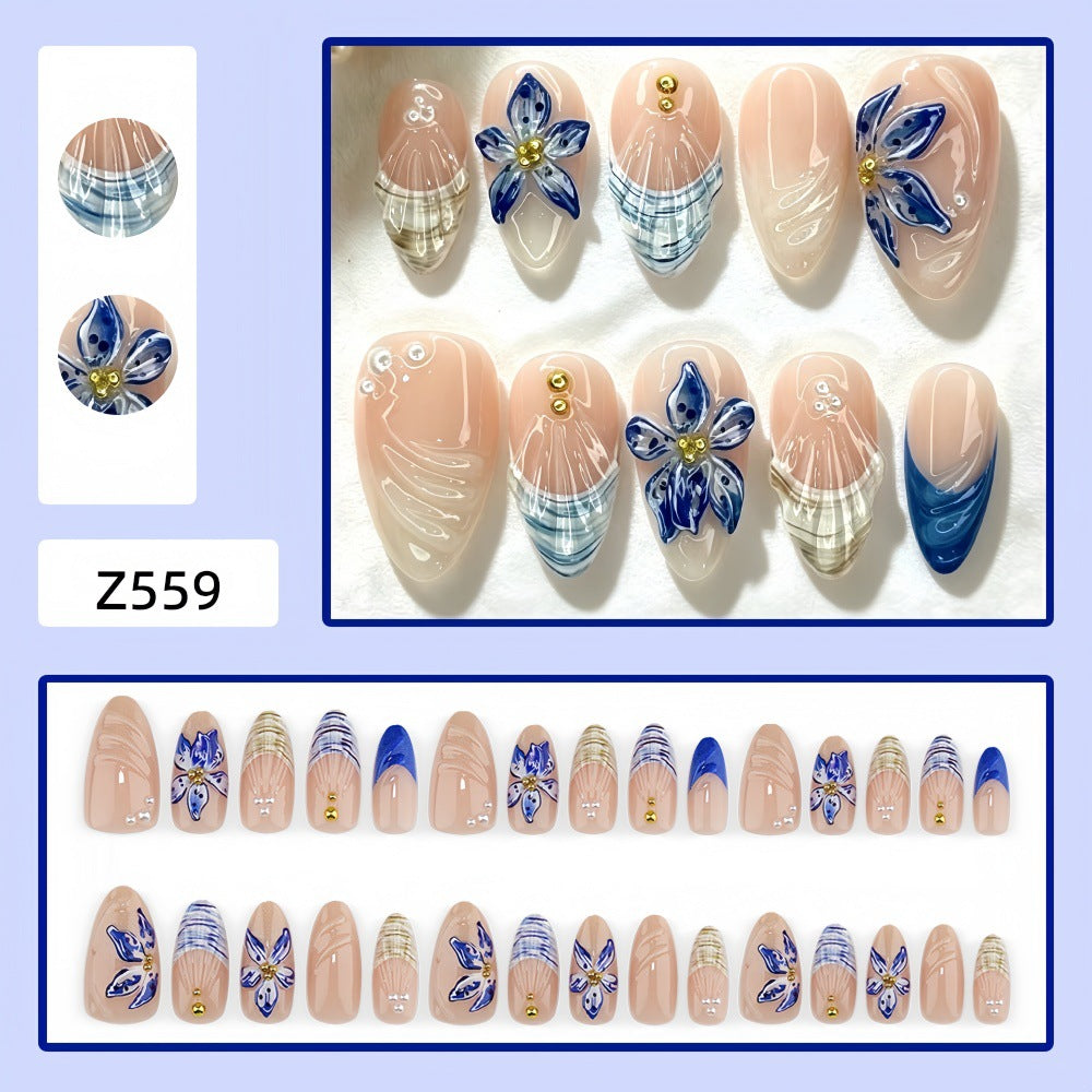 Kunstnägel mit Stilvollen 3D-Blumen-Motiven Karnz