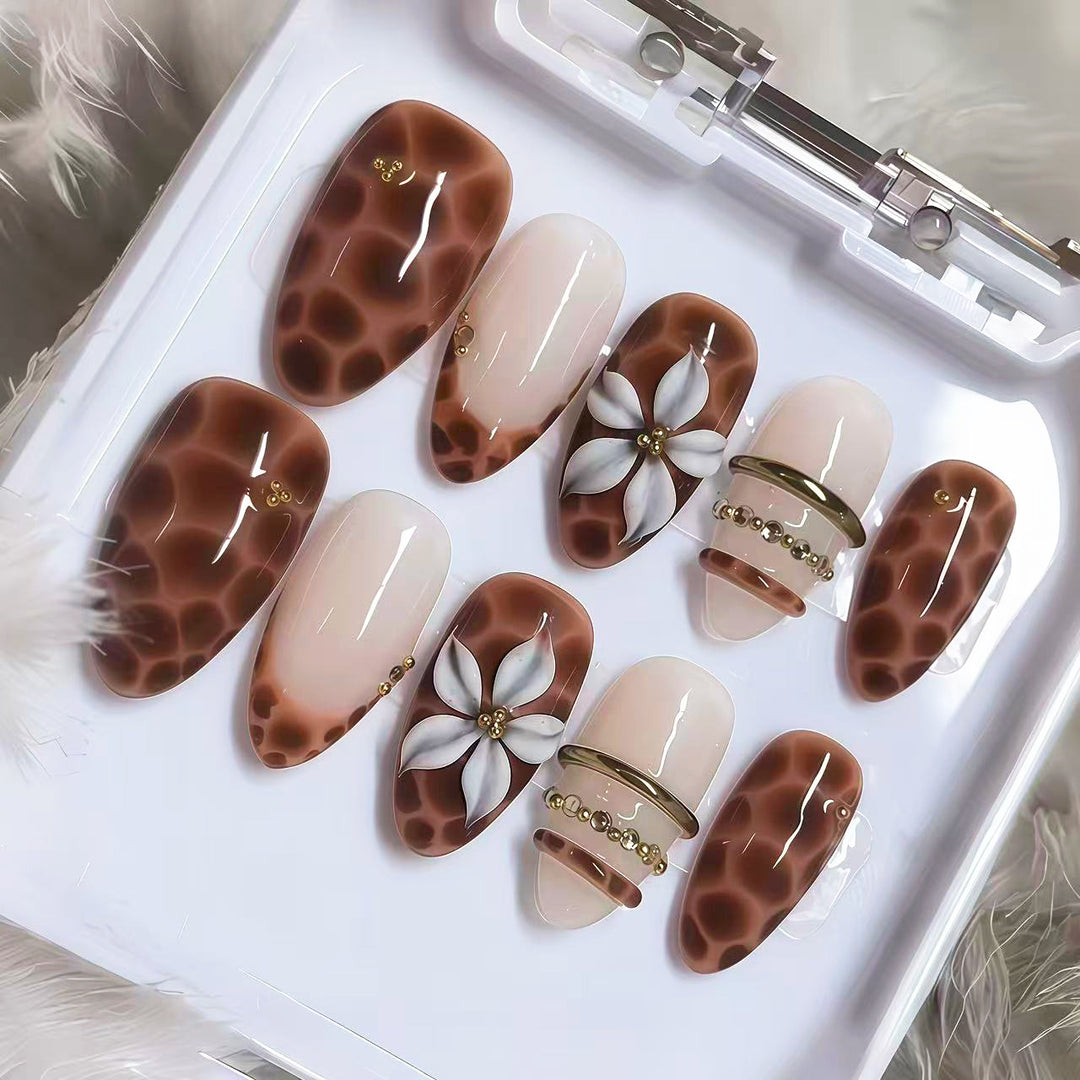Künstlerisches Press-On Nagelset mit floralen Akzenten