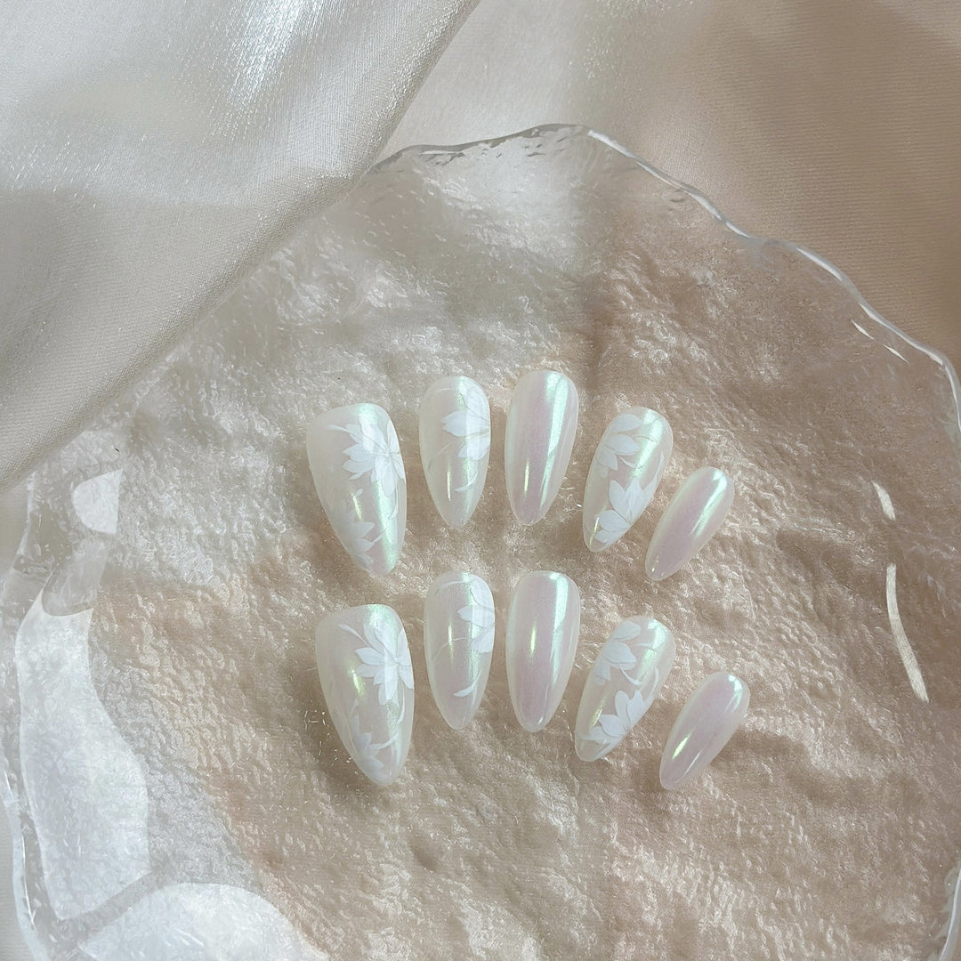 Künstlerisches Press-On Nageldesign mit floralen Mustern