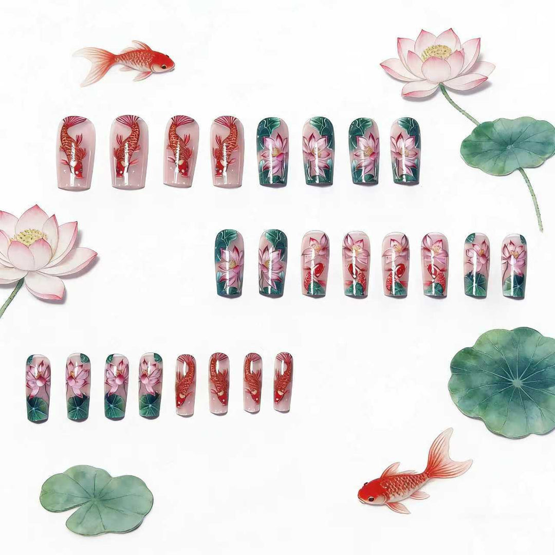 Kunstnägel mit Floralen Lotusselementen und Koi-Muster Karnz