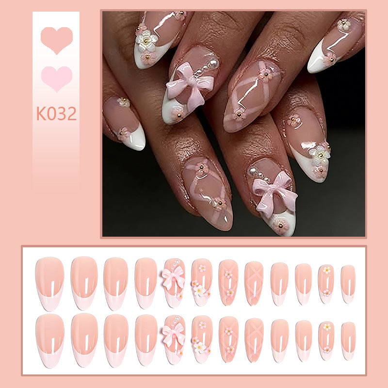 Kunstvolle Nagelspitzen mit Schleifen und Blumendekoren Karnz