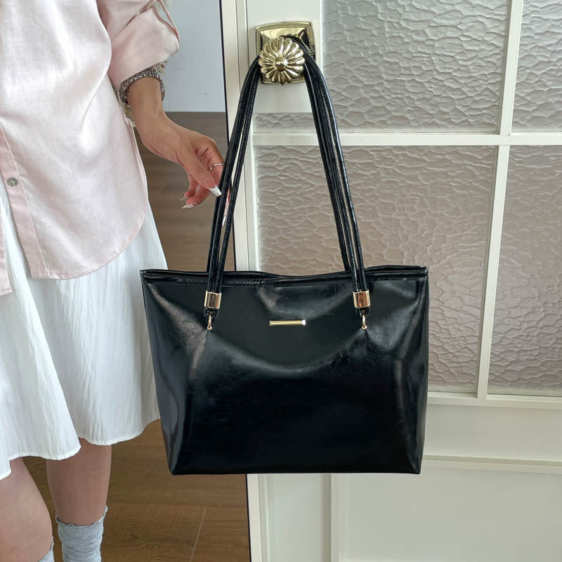 Elegante glänzende Handtasche