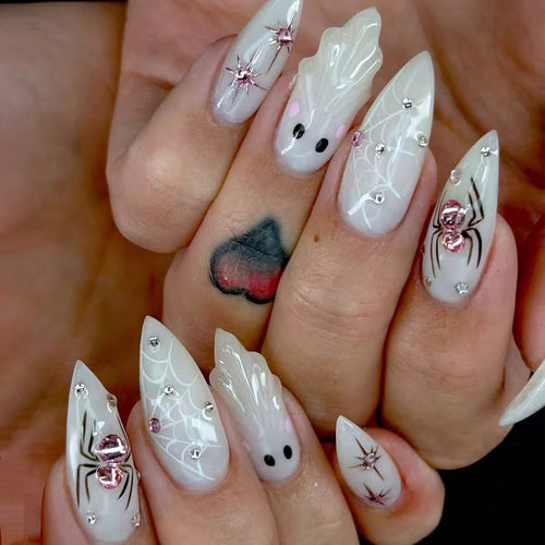Kunstvolles Nagelset mit Edelstahl-Applikationen Karnz