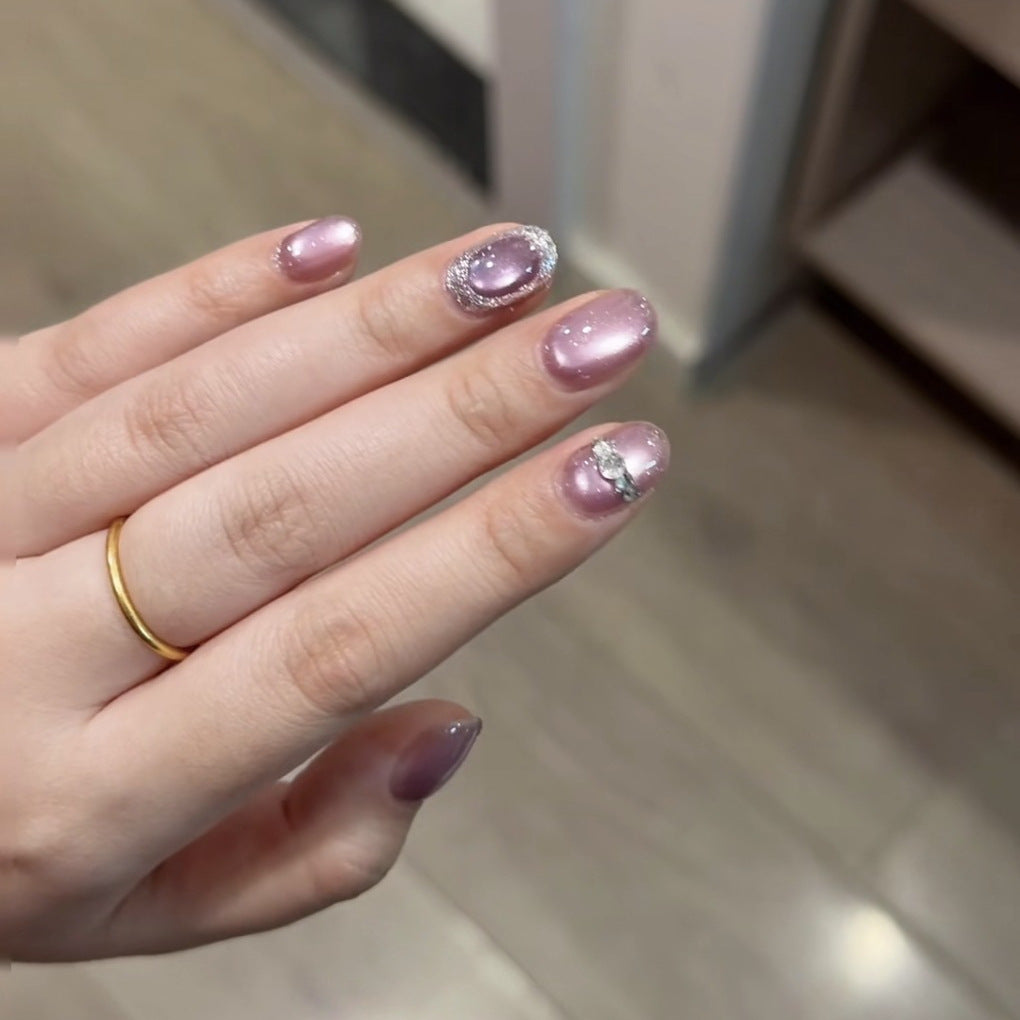 Elegante, mit Kristallen verzierte Nagelspitzen