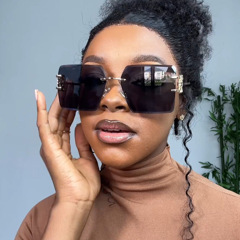 Damen modische Sonnenbrille mit außergewöhnlichem Design und goldenen Akzenten Karnz
