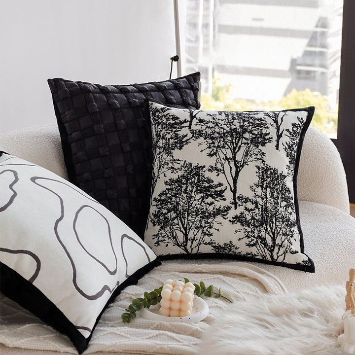 Dekoratives Wohnkissen mit feinem Jacquard-Baumdruck und Samtpaspel Karnz