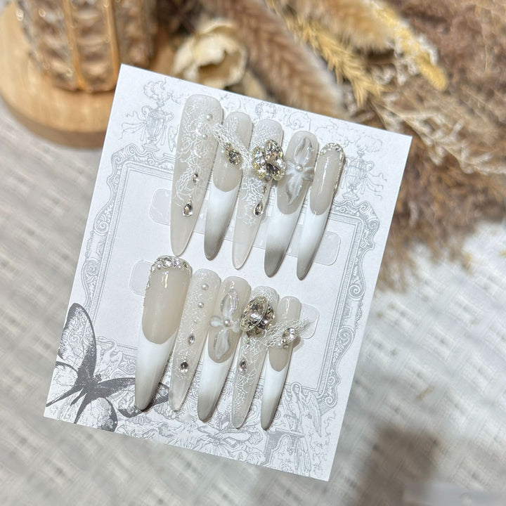 Dekoratives Stiletto Press-On Nagelkunst-Set mit elegantem Spitze- und Edelsteinakzenten Karnz