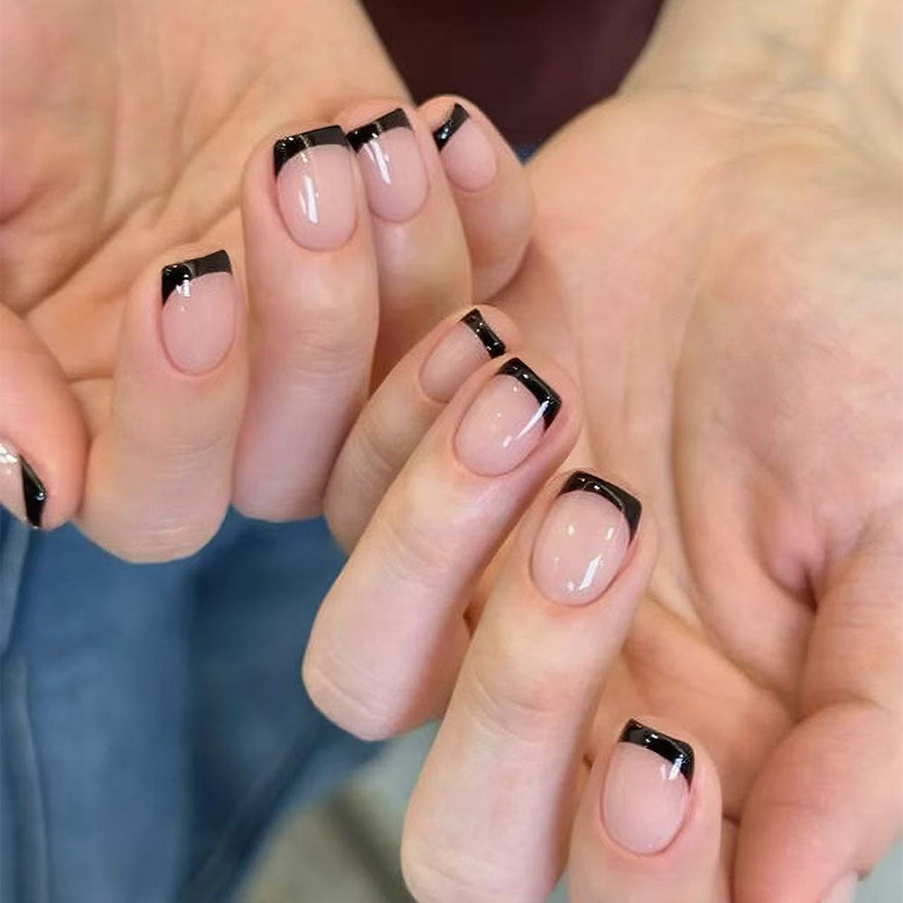 Elegante Nagelkunst mit Schwarz-Weiß-Kontrast Karnz