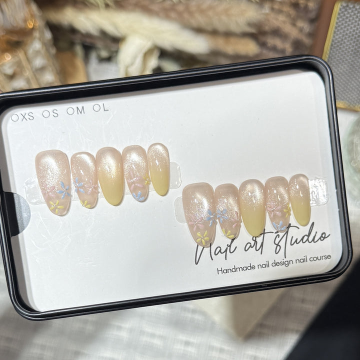 Stilvolles Press-On-Nagelset mit floralem Design Karnz