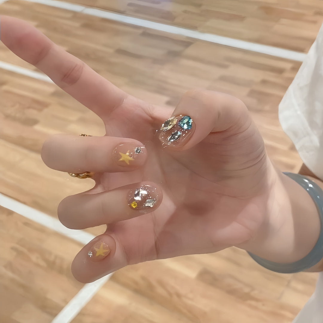 Glitzernde Nagelspitzen mit Eleganten Schmuckakzenten Karnz