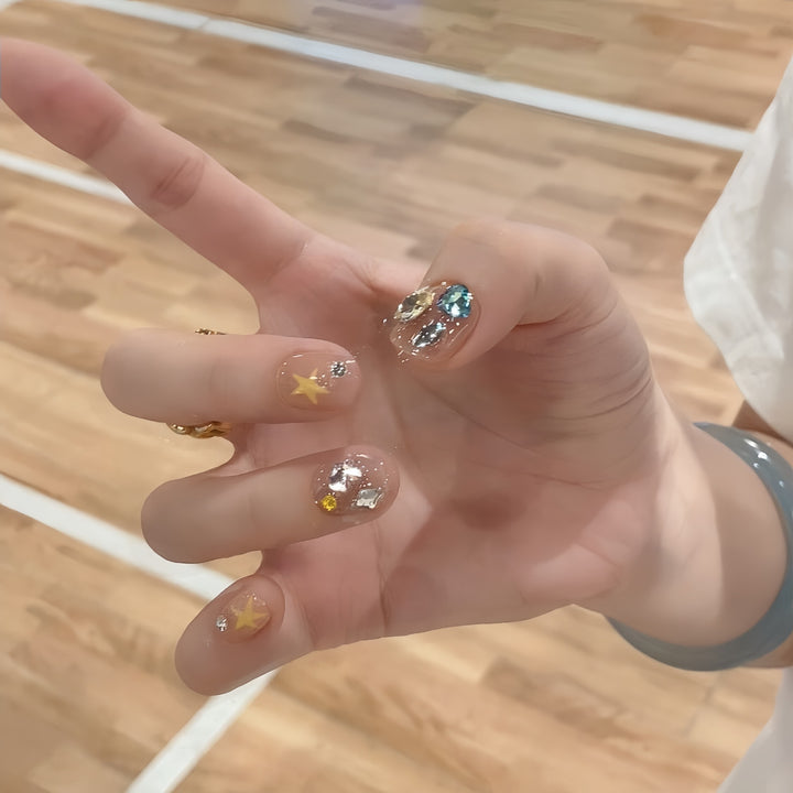 Glitzernde Nagelspitzen mit Eleganten Schmuckakzenten Karnz