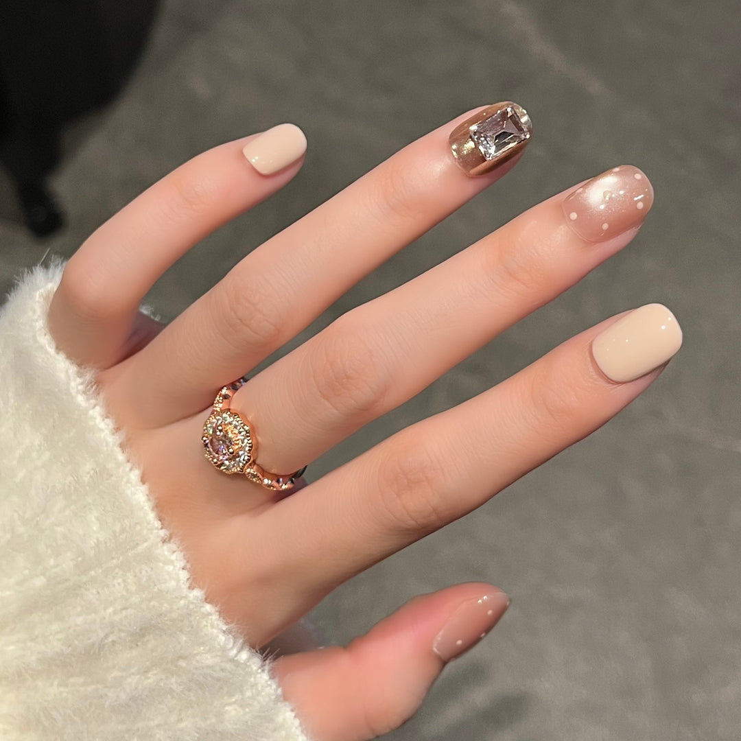 Elegantes Press-On Nagelkunst-Set Karnz