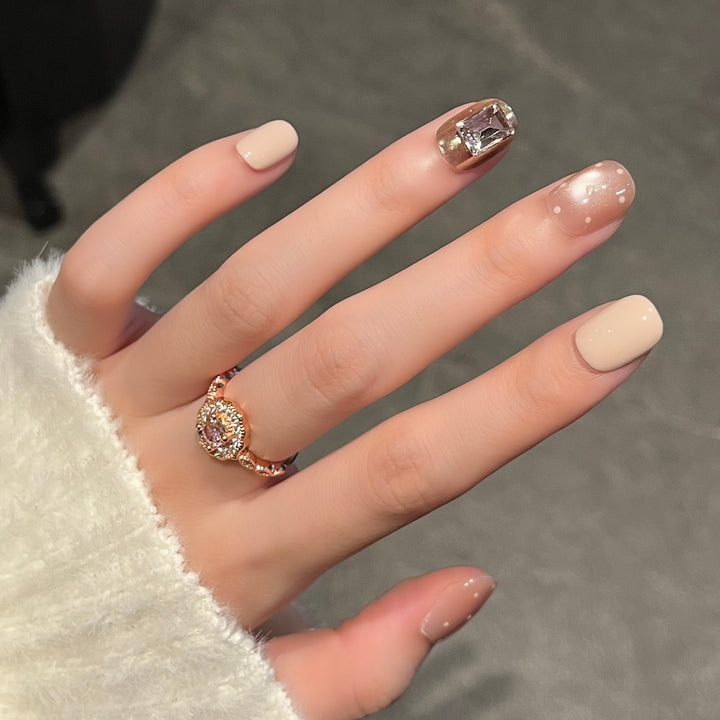 Elegantes Press-On Nagelkunst-Set Karnz