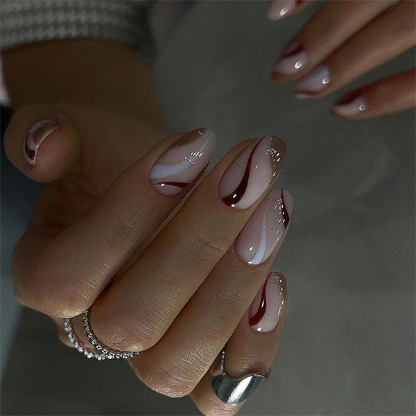 Elegante Nagelkunst mit modernem Wellenmuster und Glitzerakzenten Karnz