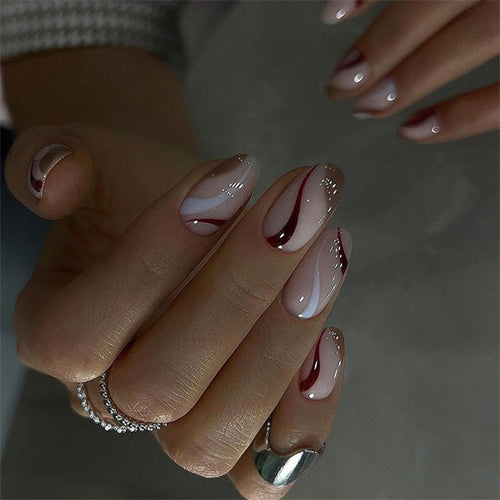 Elegante Nagelkunst mit modernem Wellenmuster und Glitzerakzenten Karnz