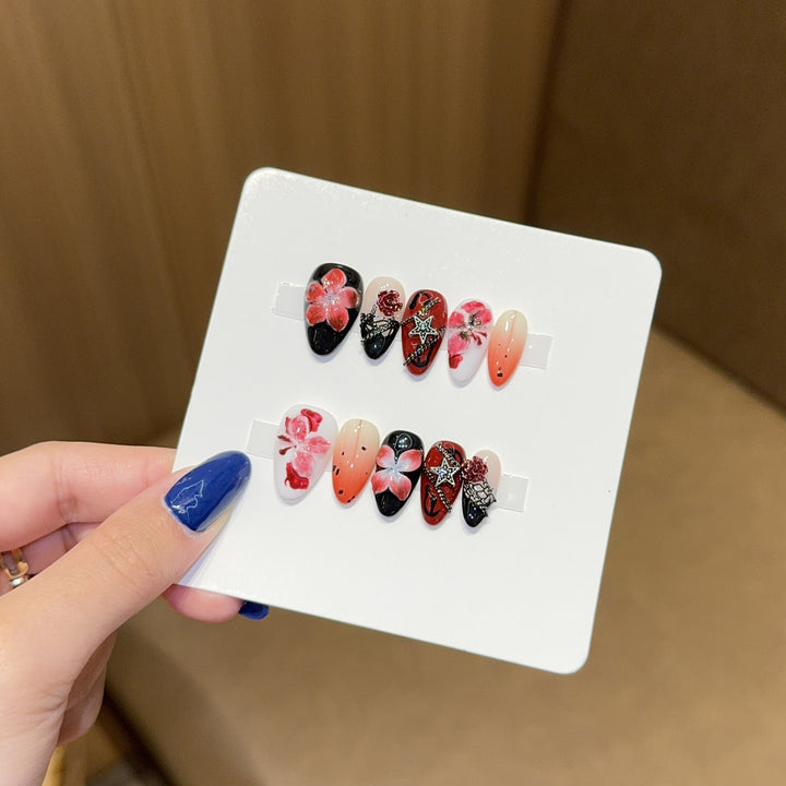 Kunstnagelset mit Floralen Motiven und Glitzerakzenten Karnz