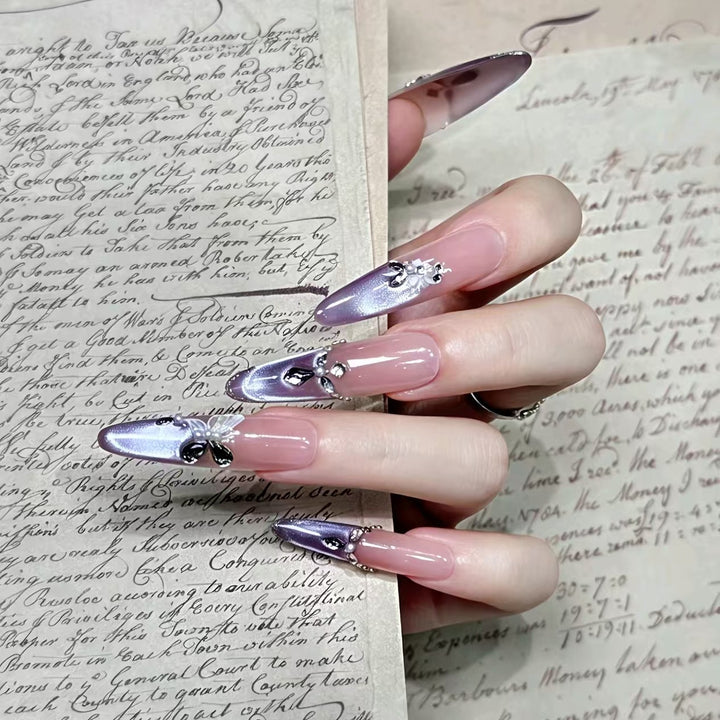 Dekorative Nagelkunst