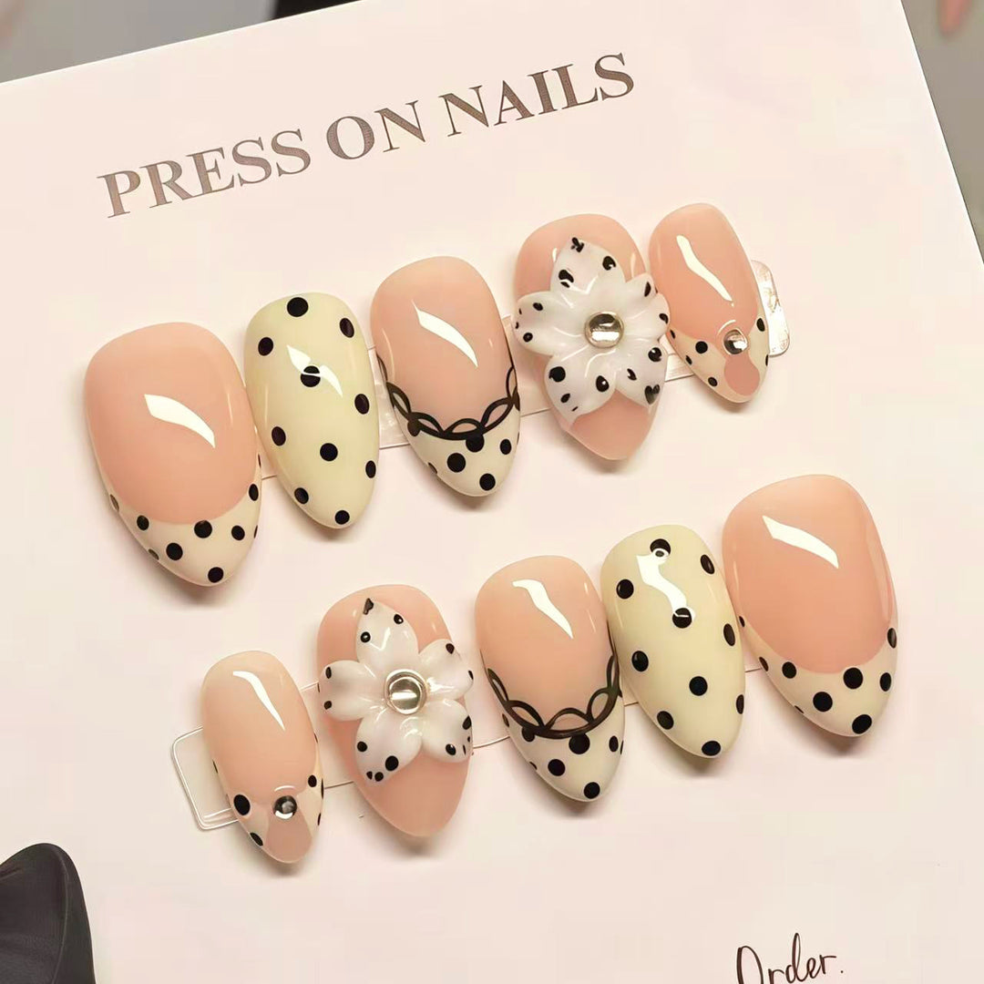 Elegantes Press-On-Nagelkunst-Set mit Blumen- und Punktemustern
