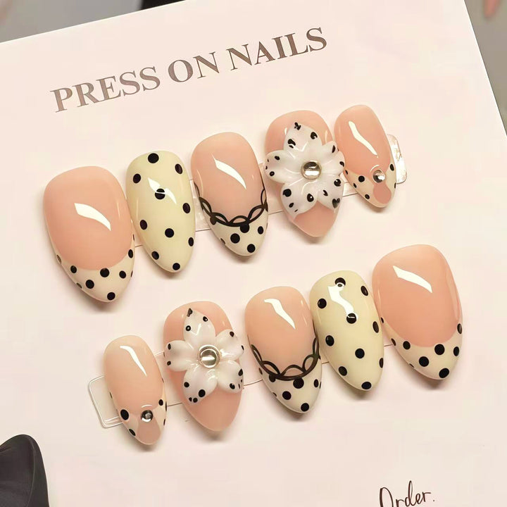 Elegantes Press-On-Nagelkunst-Set mit Blumen- und Punktemustern