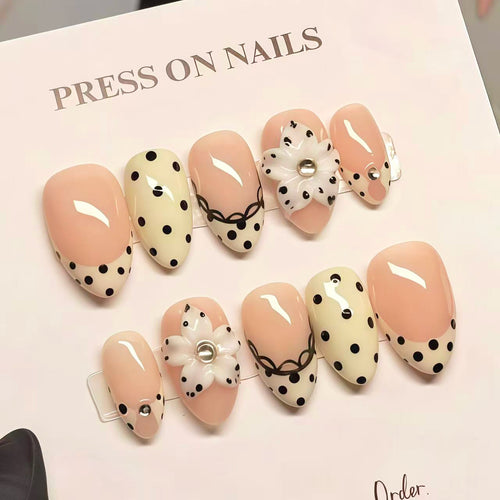 Elegantes Press-On-Nagelkunst-Set mit Blumen- und Punktemustern